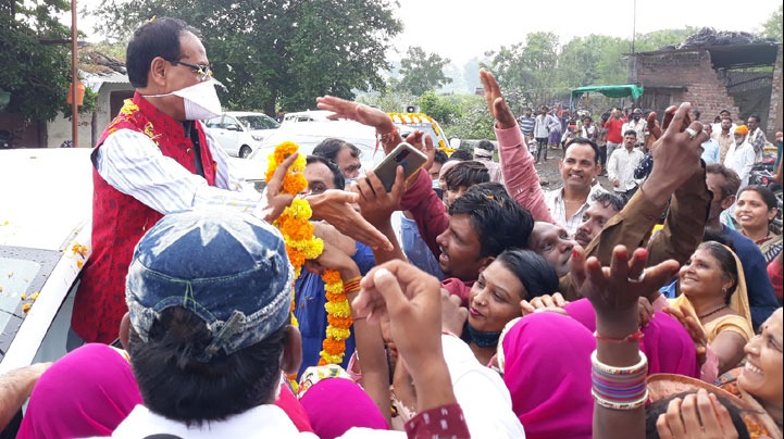 मुख्यमंत्री श्री शिवराज सिंह चौहान ने खरगोन जिले में झिरन्या से भीकनगाँव तक जनदर्शन यात्रा में ग्रामीणों से संवाद किया। जनदर्शन यात्रा का भव्य स्वागत हुआ।